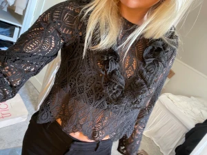 Blus i spets - Säljer denna supersöta spetstopp från zara. Storlek xs och aldrig använd.