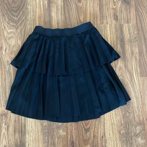 Svart kjol - Söt svart kjol som används alldeles för lite eftersom den varit lite för stor. Lappen är tyvärr bortklipp så kan därför inte se vart den är ifrån eller vilken storlek det är på den. Men skulle gissa att det är storlek S.