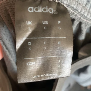 Adidas träningsbyxor storlek S - Väldigt använda.