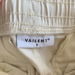 Vailent cargo byxor i storlek S - Beacha cargo byxor köpta från carlings.