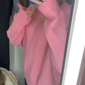 rosa stickad - Intressekoll på min rosa stickade tröja från åhlens, carin westers. använd några gånger och i fint skick.💞hör av er vid intresse