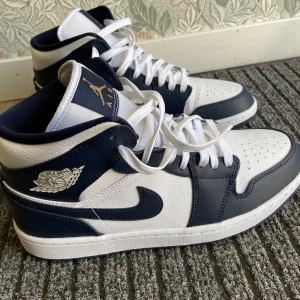 Jordan 1 Mid  - Hej, säljer mina nästan helt nya Jordan 1 Mid White/obsidian/ gold  Storlek 43 Herr  Dem är använda 1 gång. Köpte dom på Nike på mall of Scandinavia.  Säljer dom för att jag ska köpa ett par Jordan 4.  Mvh Albin Larsson 