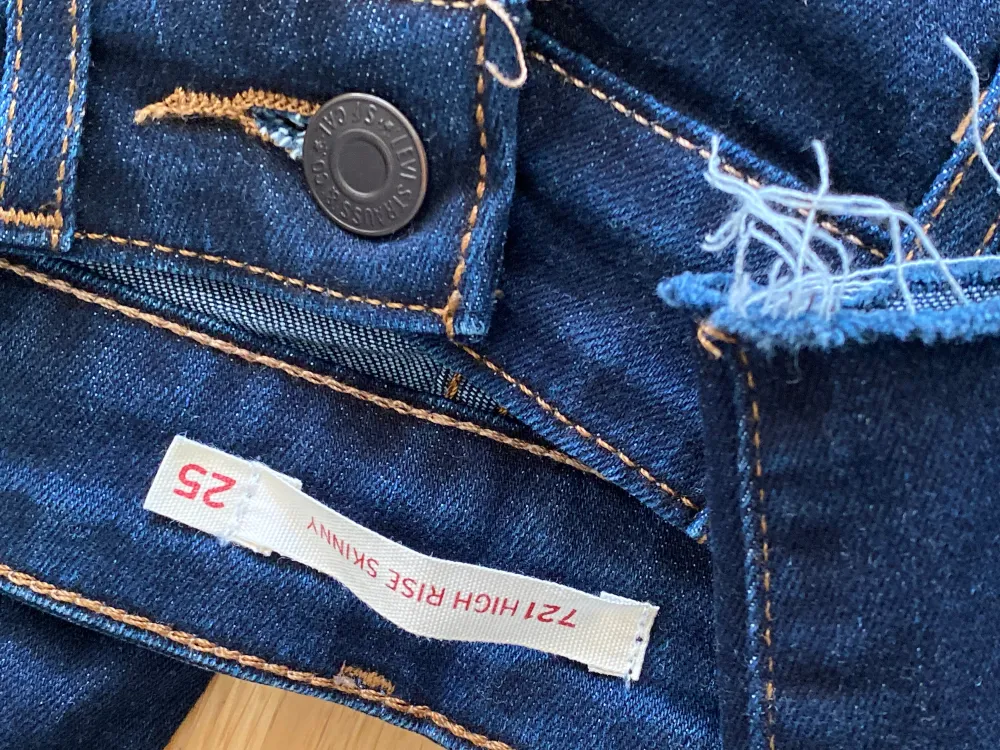 Snygga jeans i storlek 25. Har lite slitage nere på benen och är helt nya. . Jeans & Byxor.