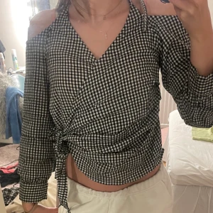 Tröja - Jättefin tröja/blus. Lite off shoulder och fina knytningar. Och man knyter omlott. Jättefin men aldrig använt då den vart för stor, men använts av min syster.🤍