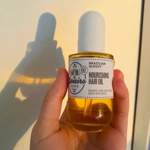Sol de Janeiro Hårolja - Säljer denna oanvända hårolja från Sol de Janeiro, då den inte passade mitt hår. Den luktar otroligt gott! Nypris var 288 kr men säljer för 120🤍