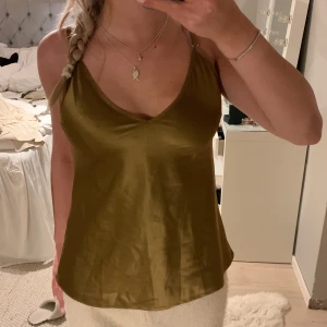 Oliv/ brun satin linne💘 - Så fint oanvänt satin linne. Den shimrar så fint o passar till både fest men oxå vardag. 