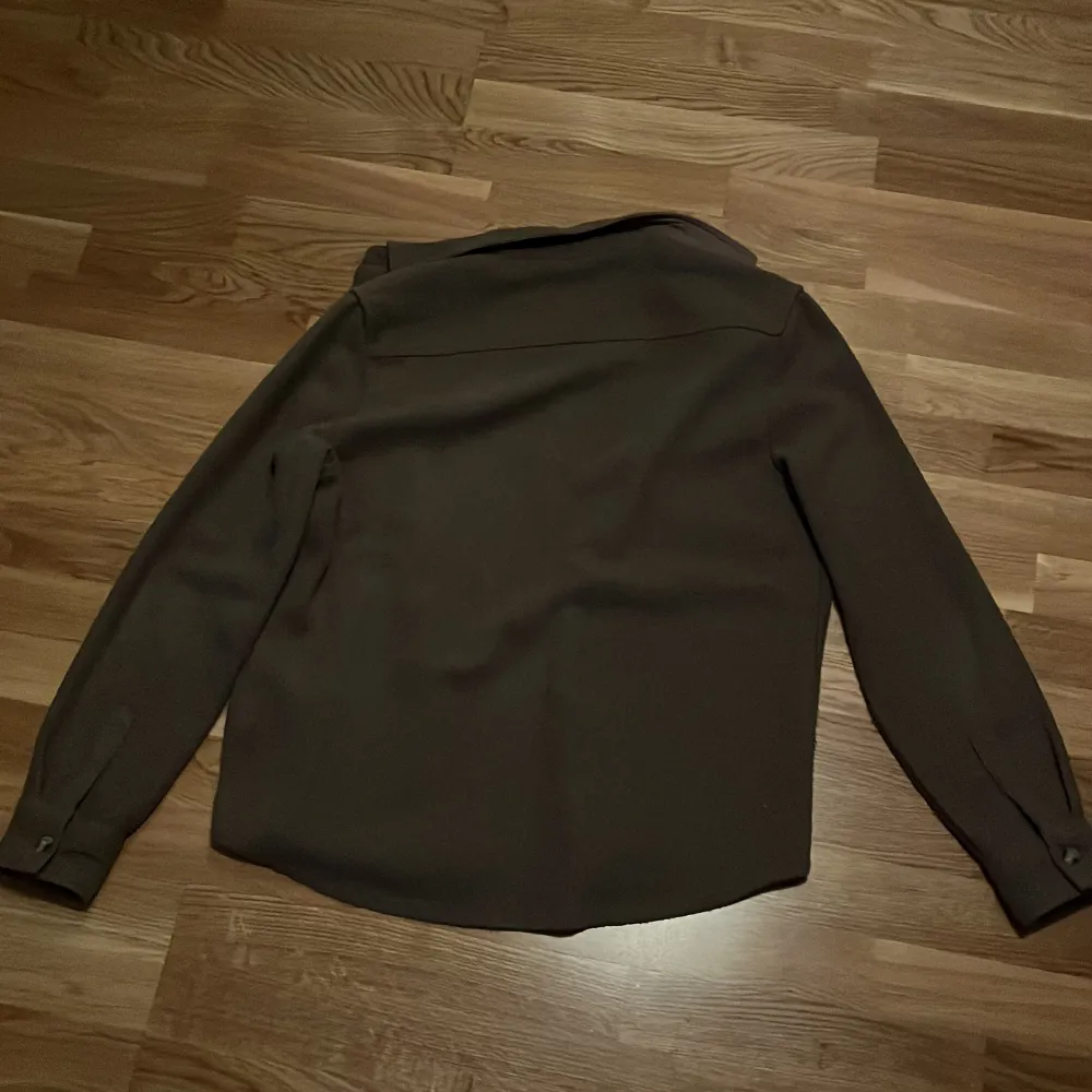 Grön Overshirt från Asos i bra skick, storlek M. Neuletakit & Villapaidat.