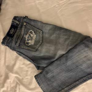 Tänkte kolla intressekoll på mina Victoria Beckham jeans. Den passar för M/38. Köp dirket för 800kr ( köparen står för frakten )