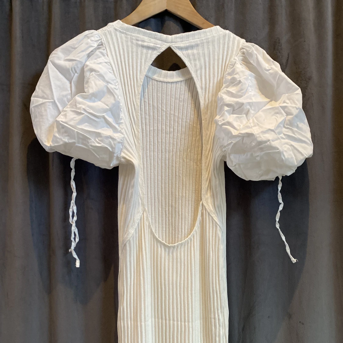 Lång klänning med puffiga armar - 90