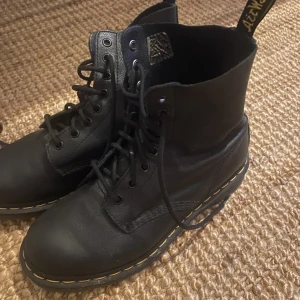 Dr martens  - Superbra skick, sparsamt använda, storlek 40 men passar mig som 39, betalning via swish 💖💖🌸🌸🌸