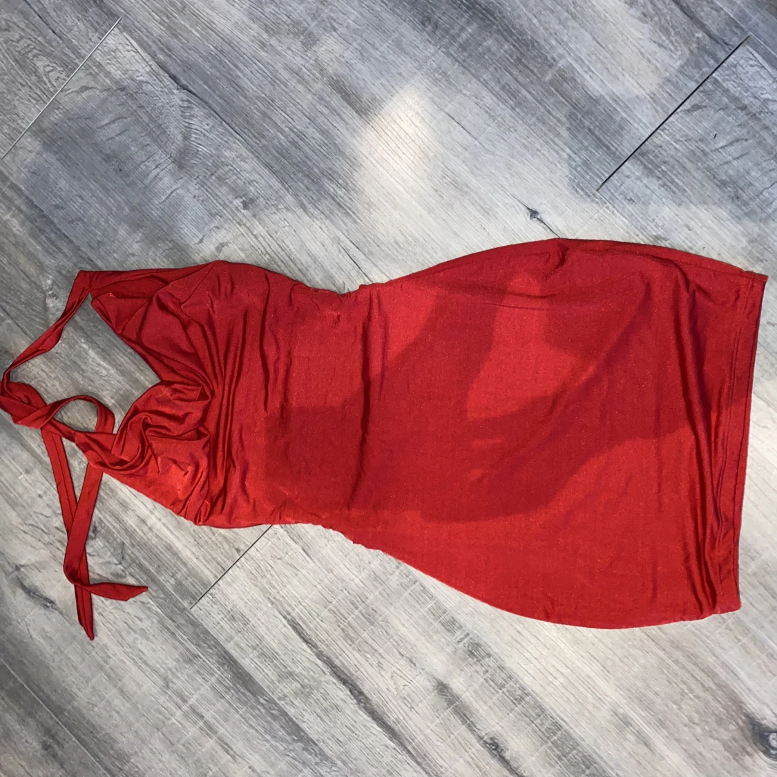 Röd kort klänning med knyte i nacken och öppen rygg