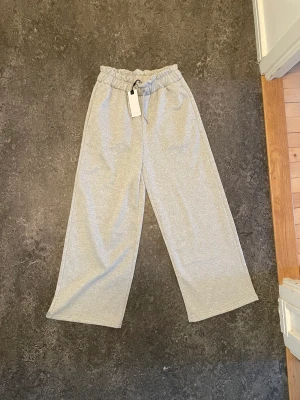 Glittrig mjukisbyxa  - Glittrig mjukisbyxa. Storlek 170 men passar XS. Helt oanvända!