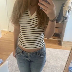 Randig pikétröja- ej använd  - Ej använd blå/vit randig pikétröja från & other stories i storlek small