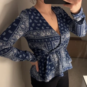 Topp - Säljer denna fina tröja då den inte kommer till användning längre, bara använt ett fåtal gånger🦋