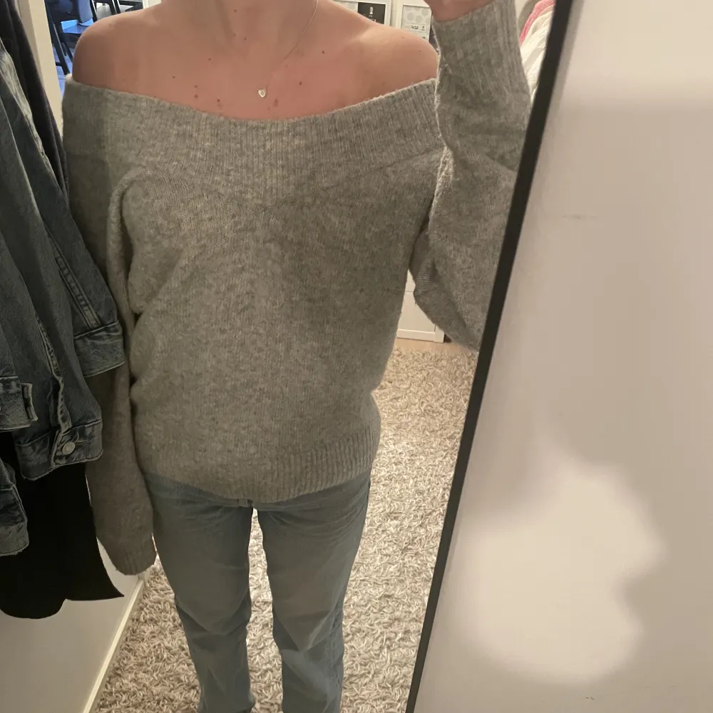 Hej! Säljer nu en grå stickad tröja från hm. Den kan bäras som offshoulder. I bra skick. Skriv om ni har några frågor🥰. Stickat.