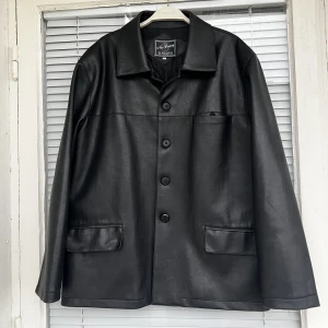 Vintage läderjacka (unisex) skinnjacka vegansk - Vegansk läderjacka, superfint skick. Strl: L, unisex. Superfin kvalité på ”lädret”, ser och känns äkta. 