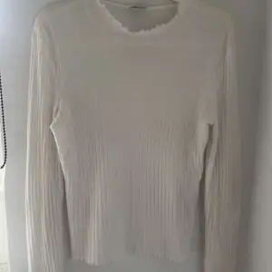 En gullig tröja ifrån noisy may i storlek M, den är i bra skick🫶🏼 klicka gärna på köp nu om du vill köpa 