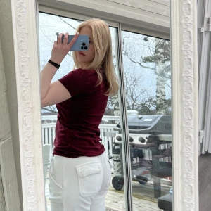 Basic vinröd  S - Super fin enkel vinröd t-shirt!!💕💕 Säljer då jag har andra tröjor jag anvönder mer. 💕💕💕 Betalning via Swish, kund står för frakt  Mötas: Linköping, Motala, Borensberg💕