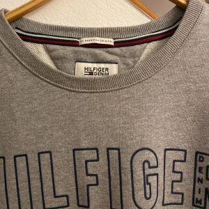 Sweatshirt  - Använd fåtal gånger Tommy hilfiger tröja. Strl xl men passar l också elr m som oversized<3