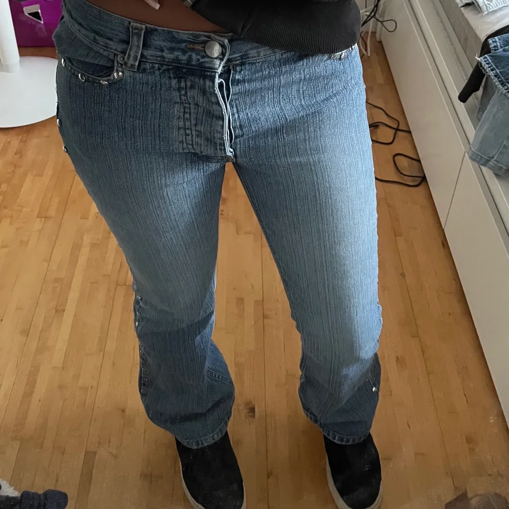 superfina jeans med nitar på sidan! säljer då dom är lite för små på mig. jeansen sitter typ midwaist skulle jag säg 🥰. Jeans & Byxor.