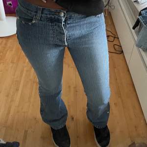 superfina jeans med nitar på sidan! säljer då dom är lite för små på mig. jeansen sitter typ midwaist skulle jag säg 🥰