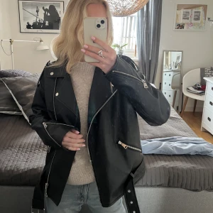 Oversized skinnjacka - Oanvänd oversized skinnjacka från Nelly. Helt ny, normal i storlek