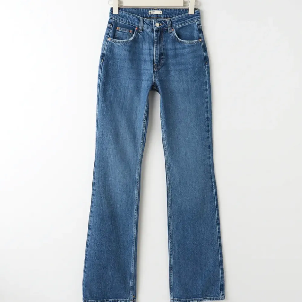 jeans från gina tricot i modellen flare full length som inte kommer till använding. . Jeans & Byxor.
