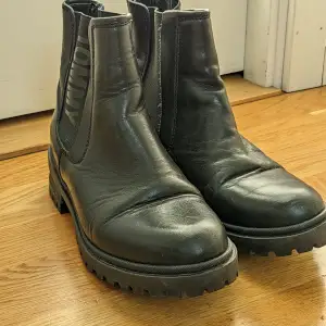 Svarta Tommy Hilfiger boots i äkta läder!