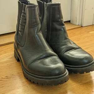 Chelsea boots - Svarta Tommy Hilfiger boots i äkta läder!