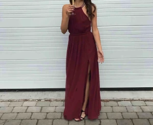 Balklänning  - Säljer min superfina balklänning från Nelly. Vinröd med pärlor som detaljer. Den har en öppen rygg och slits. Jag är 171cm. Kan mötas upp om det är i närheten men annars ingår inte frakt.  Hör av dig om du undrar något eller vill ha fler bilder🤗