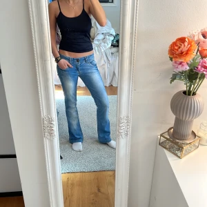 Ljusblå lågmidjade jeans!! - Jättefina utsvängda lågmidjade jeans!!