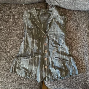 vest  - Jätte fin vest som skulle passa med en slips och fishnets!!