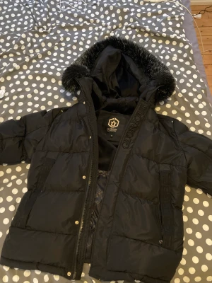 GG Vinterjacka  - Glorius Gangsta Vinterjacka, Storlek M.  Fint skick, använd få tal gånger, finns dock ett hål som du ser om du kollar noga (bild 3) me är enkelt att laga men syns även knappast heller.