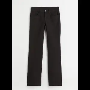 Nya svarta bootcut jeans från hm. Lågmidjade!!! Säljer eftersom att de ej passade. Helt nya men har dock dragit av lappen. 💘