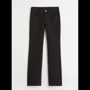 Lågmidjade jeans - Nya svarta bootcut jeans från hm. Lågmidjade!!! Säljer eftersom att de ej passade. Helt nya men har dock dragit av lappen. 💘