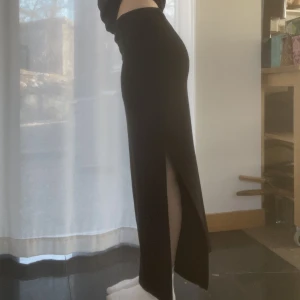 Svart långkjol - Jättefin svart långkjol med slit! S! Köparen står för frakt!❤️❤️❤️