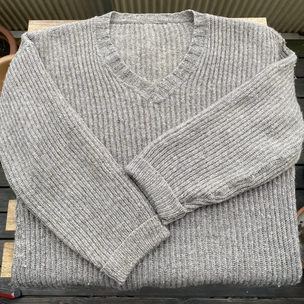 Stickad tröja (100% ull) från 1940-talet.  Storlek i bröst: 52cm men töjbar!  Längd: ca 80 cm men går lätt att vika upp. Med andra ord storlek L i mina ögon.  Pris: 199kr. Stickat.
