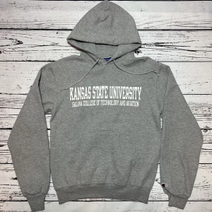 Champion Hoodie Grå (Kansas University) - Märke: Champion Typ: Hoodie Färg: Grå Kroppstyp: Unisex Skick: Mycket Bra   Sparande av miljö  30x  lägre utsläpp jämfört med ny vara Sparat vatten ca 3950 liter Sparat CO2 ca 6.8 kg