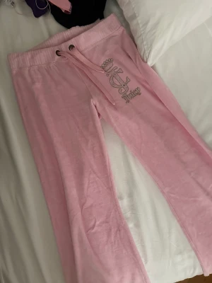 Juicy Couture  - Rosa vintage juicy couture byxor, nytt skick och har aldrig använt💗 storlek L men skulle säga passar även s/m 