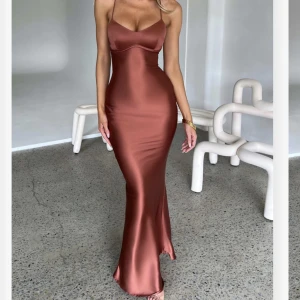 Superfin klänning!  - Säljer denna superfina klänningen, då den är för liten för mig & de gick inte att skicka tillbaka den. Stl. M men skulle säga att den är i stl. S. Jag är 172 & den gick till anklarna på mig. Går enkelt att sy upp! Nypris: 399kr på rea, mitt pris: 300kr. 