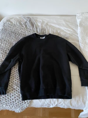 Svart Weekday Sweatshirt Strlk XS - Säljer denna Weekday tröja i storlek XS då den ej passar längre. Nyskick