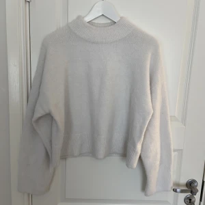 Vit stickad tröja  - En fin vit stickad tröja från hm i storlek M