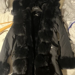 Äkta pälsjacka från Garoff - Säljer min äkta pälsjacka från butiken Garoff köpt i Stockholm. Jackan är i väldigt bra skick. Köpt för ca 4500nypris. Storlek S/M. Finns i Stockholm.