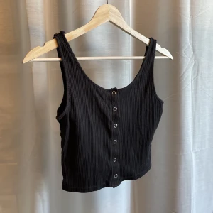 Linne  - Linne från hm med knappar i mitten storlek S, axelbanden är uppsydda. 