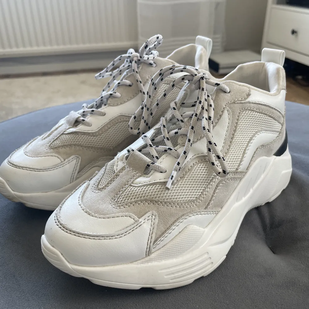 Chunky sneakers från asos storlek 37, använda fåtal gånger så dom är i bra skick . Skor.