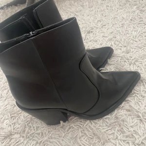 Snygga Skor  - Säljer ett oar superfina kängor/boots som är superfina till kjol eller till ett par lite längre jeans. Super sköna skor med snygg tå😍 