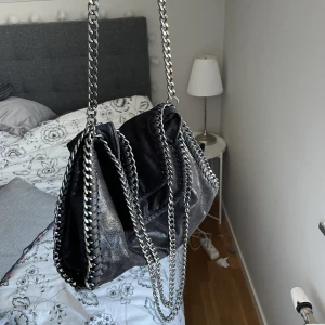 Stella liknande väska❤️‍🔥 - Säljer pga inte kommer till användning längre. Nyskick och väligt rymlig (plats för chromebook!)💘Ny pris 600kr
