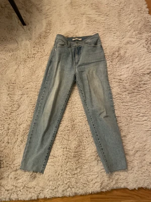 Levis  - Fantastiska ljusa LEVI’S jeans i modellen ”high waisted wedgies” med strech i storlek 25/30 (de är lite avklippta för att få en mer ”chill” vibe.  
