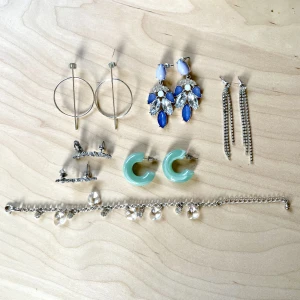 Örhängen/armband i silverimitation - Säljer diverse smycken i silverimitation. Desinficeras naturligtvis. Från märken som H&M, Monki och Uropenn mfl. Säljer alla för 100kr eller 10kr/st. Frakt tillkommer. 