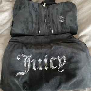 Juicy couture set - Väl användt jätte fint set. Säljer pga ingen andvänding längre. Både tröjan och byxorna är i strl S. Sitter jätte fint på. Hör av er för fler bilder  eller frågor. Kan kanske gå ner i pris pga efterfråga💕